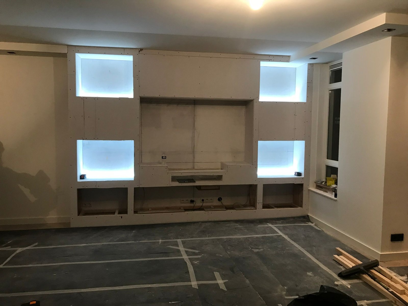 uitbouw die nog niet klaar is uitbouw met gipsplaten en hout